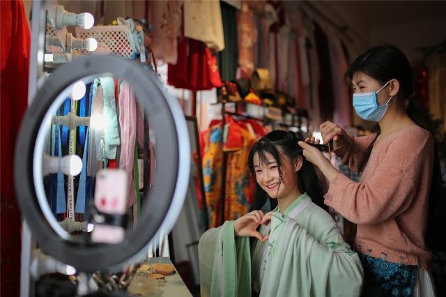 湖南省永州市零陵区柳宗元文化旅游区一家服装店网络销售员在直播前边