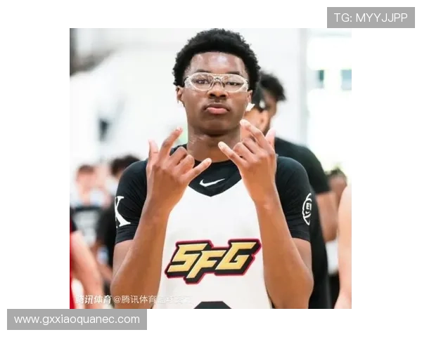 詹姆斯身穿布莱斯大学6号球衣到场观赛令老父亲倍感骄傲与自豪